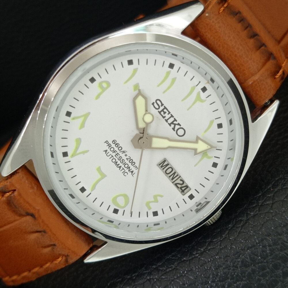 Vintage 1979 Seiko Automatic Mens Silver Watch W/daydate & Green accents